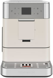 Frontansicht eines modernen Kaffeevollautomaten in cremefarbenem Design mit Edelstahlakzenten und digitalem Display.