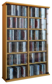 Hoher CD-/DVD-Aufbewahrungsschrank aus hellem Holz mit transparenten Türen und mehreren Regalböden, gefüllt mit CDs; frontale Ansicht leicht schräg von links.