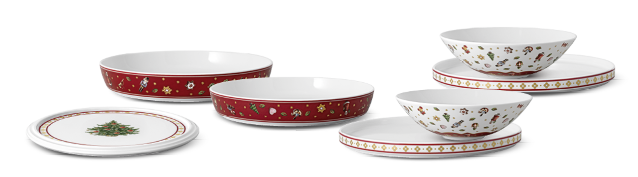 Verschiedene weiße und rote Schalen und Teller mit weihnachtlichen Motiven, aus der Vogelperspektive fotografiert.