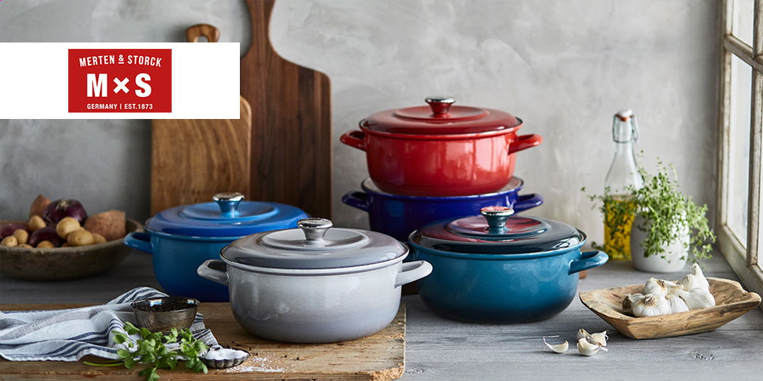 Eine lebendige Präsentation von Merten & Storck Kochgeschirr: bunte Gusseisentöpfe in Blau, Rot und Grau.