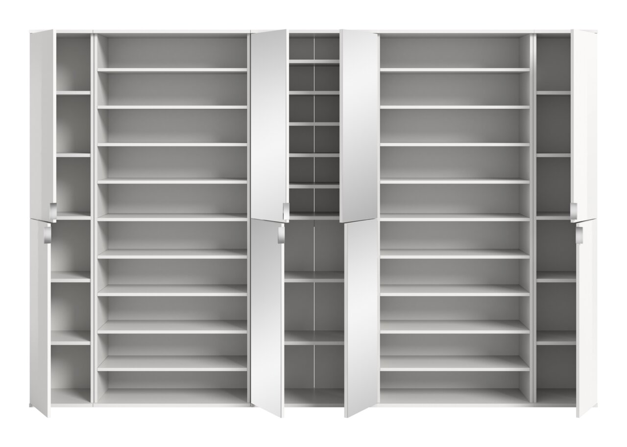 Frontale Ansicht einer weißen Garderobenkombination mit mehreren offenen und geschlossenen Fächern.