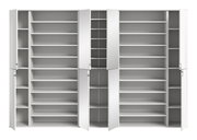 Frontale Ansicht einer weißen Garderobenkombination mit mehreren offenen und geschlossenen Fächern.