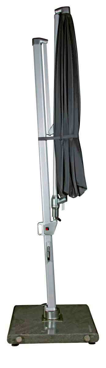 Seitenansicht eines geschlossenen Pendelschirms mit stabilem Standfuß.