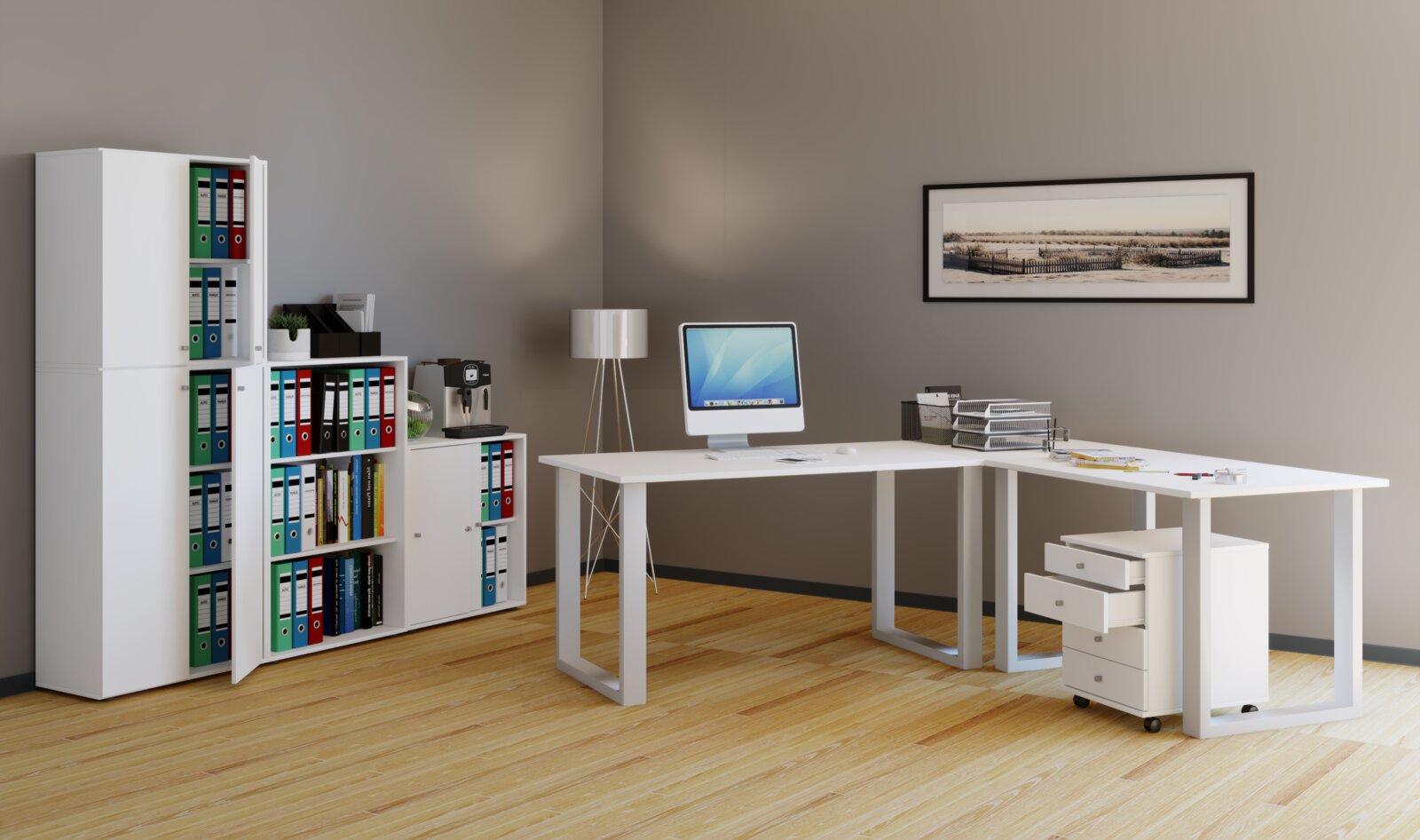 Modernes Büro-Setup mit weißem L-förmigem Schreibtisch und Rollcontainer, Computer und Ablagen auf der Tischplatte sowie großem Aktenschrank mit Ordnern; Perspektive: schräg von vorne, leicht rechtsseitige Ansicht.
