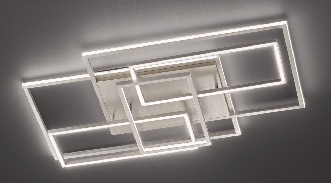 Moderne LED-Deckenleuchte mit geometrischem Design aus mehreren ineinander verschachtelten Rechtecken, Ansicht von unten.