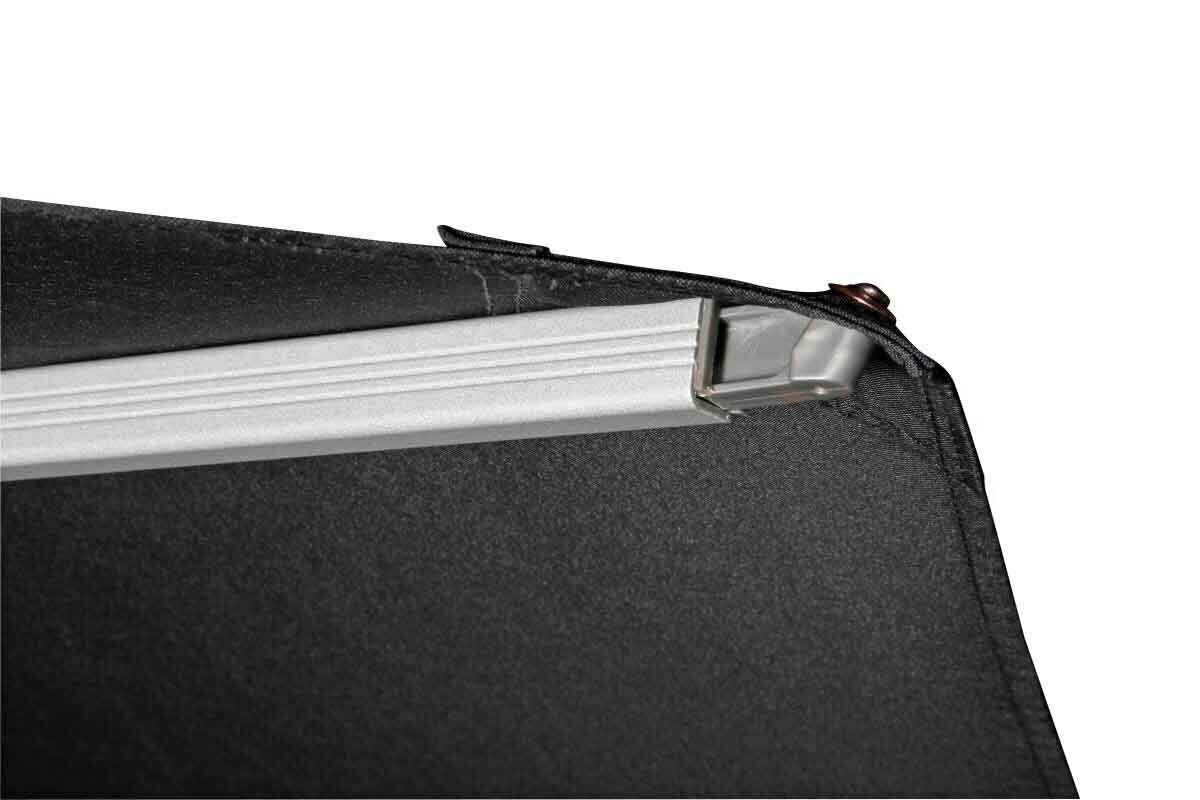 Nahaufnahme eines Pendelschirms mit schwarzem Stoff und silbernem Rahmen, von unten betrachtet.