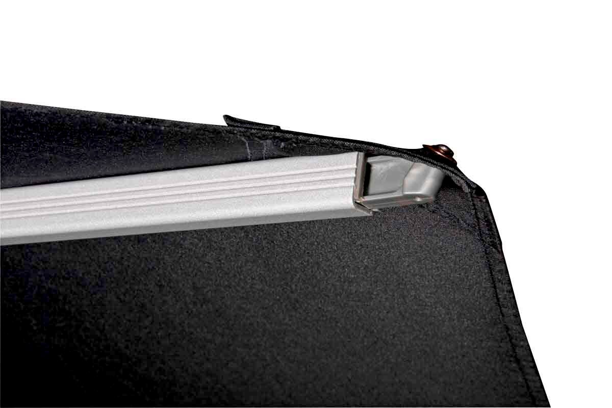 Nahaufnahme eines Pendelschirms mit schwarzem Stoff und silbernem Rahmen, von unten betrachtet.