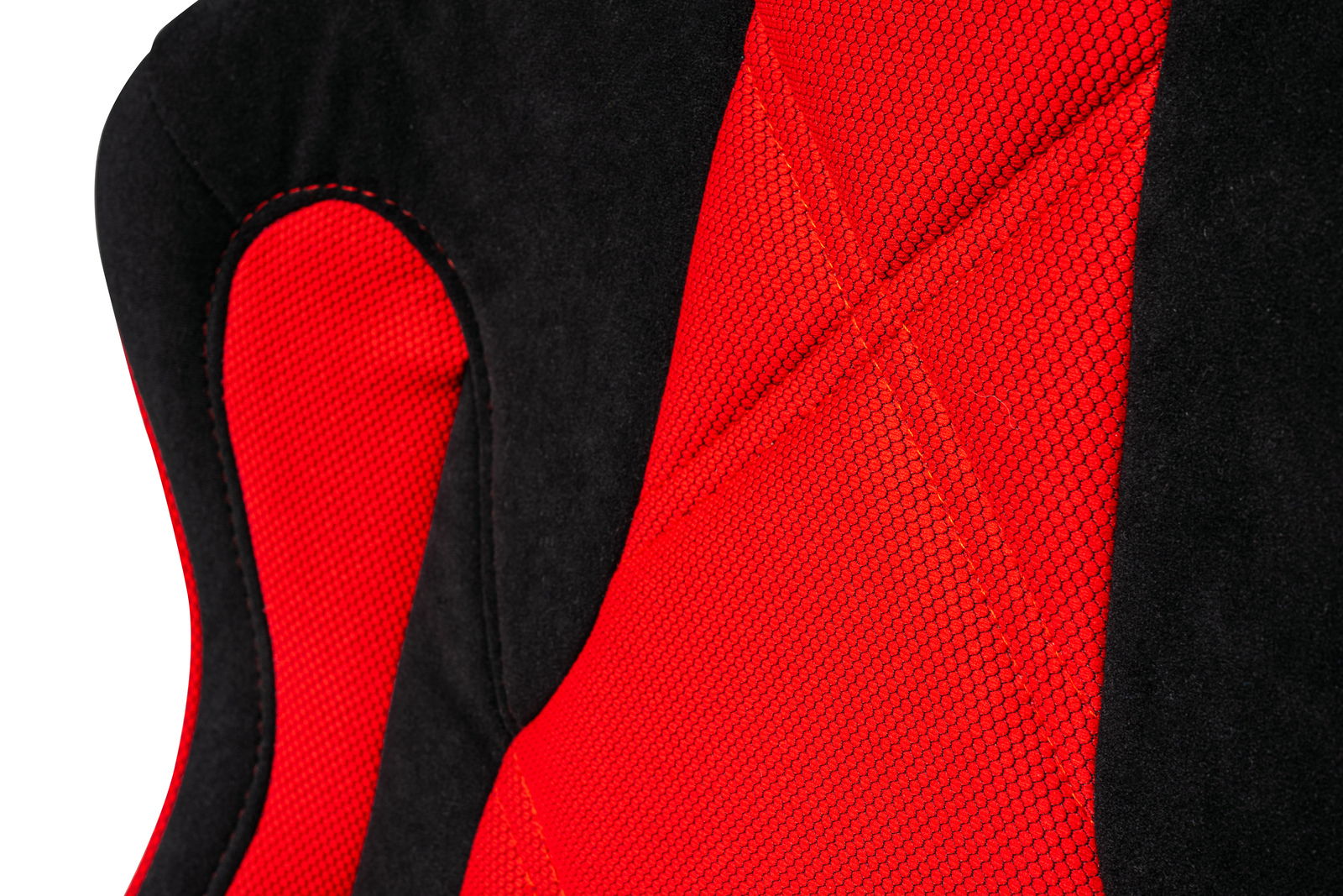 Nahaufnahme eines Gaming-Stuhls mit rotem Netzstoff und schwarzem Polster, seitliche Perspektive.