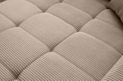 Nahaufnahme einer beige gestreiften Polsteroberfläche mit weicher Textur, perspektivisch von oben betrachtet.