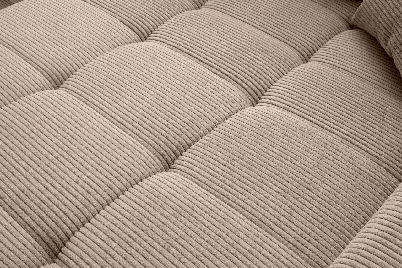 Nahaufnahme einer beige gestreiften Polsteroberfläche mit weicher Textur, perspektivisch von oben betrachtet.