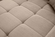 Nahaufnahme einer beige gestreiften Polsteroberfläche mit weicher Textur, perspektivisch von oben betrachtet.