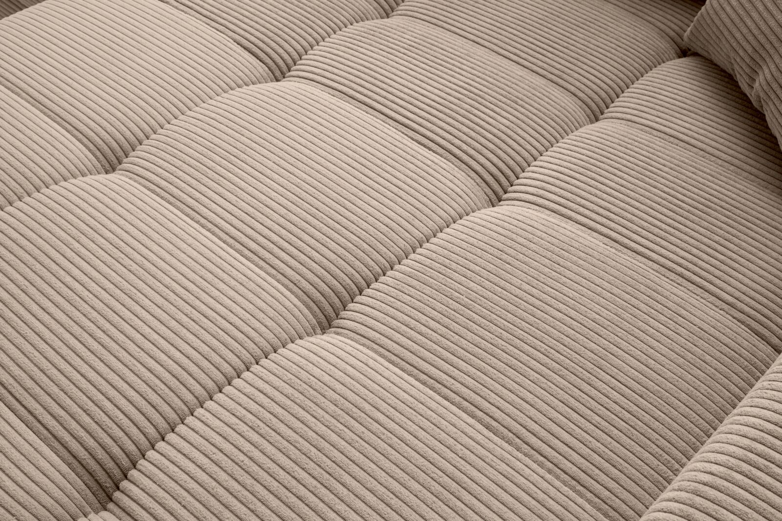 Close-up van een beige gestreept gestoffeerd oppervlak met een zachte textuur, vanuit perspectief van bovenaf gezien.