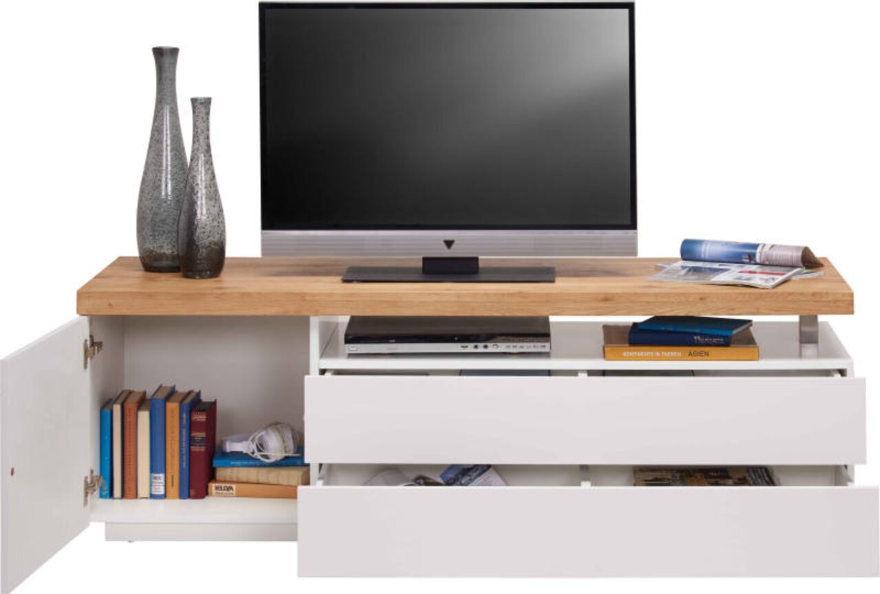 TV-Lowboard mit Holzoberfläche, zwei offenen Schubladen und einem offenen Fach, darauf ein Fernseher und Dekoration. Frontale Perspektive.