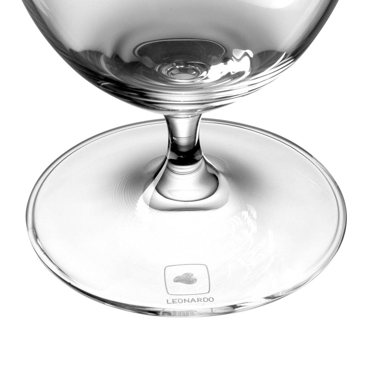 Nahaufnahme eines Bierglases Ciao+ 390ml von unten, mit Fokus auf den Stiel und den Fuß des Glases, Markenlogo sichtbar.