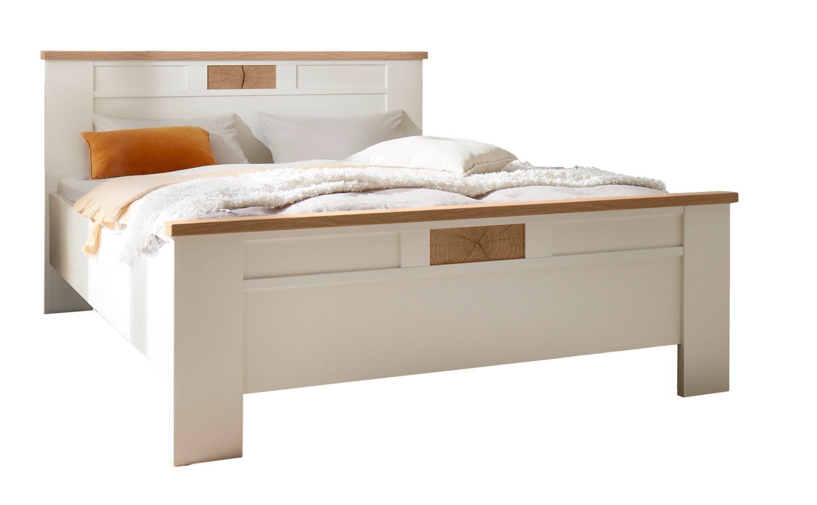 Weißes Doppelbett aus Holz mit naturfarbener Absetzung an Kopf- und Fußteil, frontal in leichter Schrägansicht von vorn rechts gezeigt, mit Bettwäsche und Kissen.