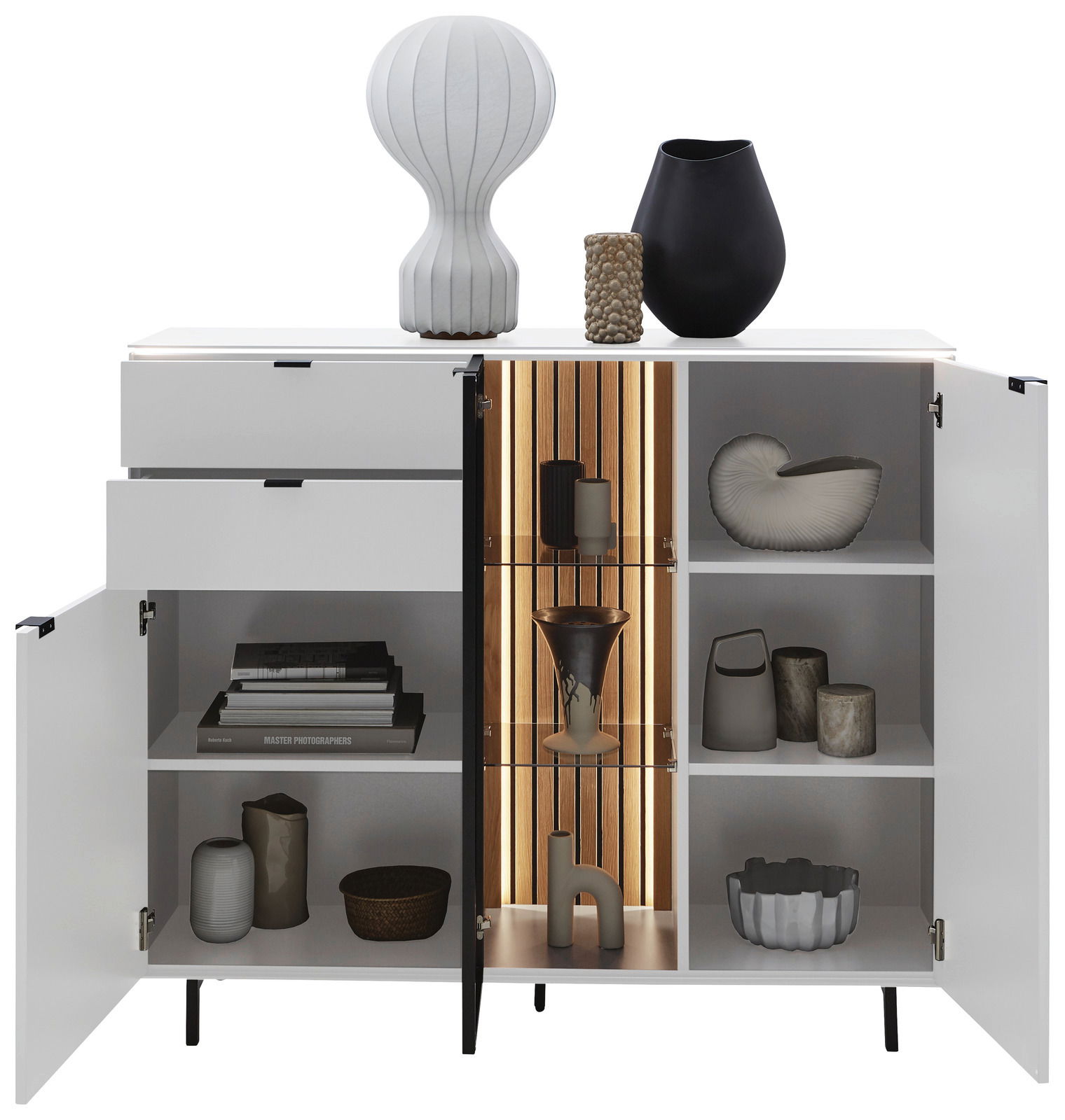 Modernes Highboard mit offenen Türen, dekoriert mit Vasen und Büchern, aus der Frontansicht.