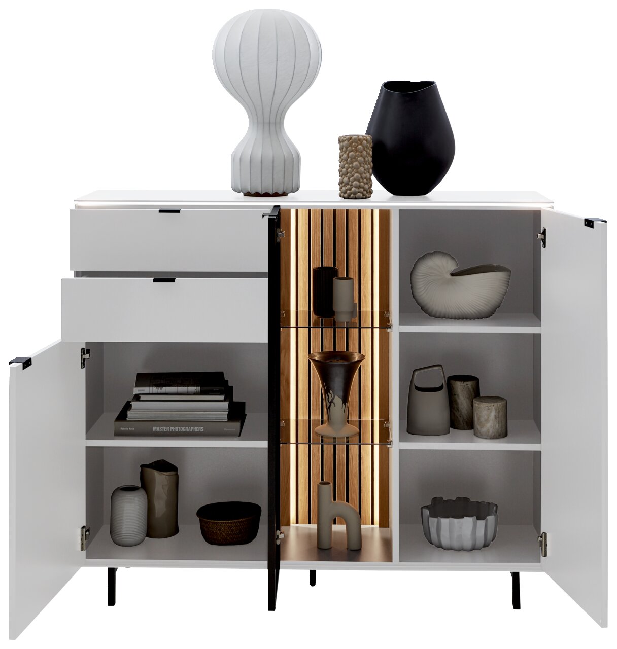 Modernes Highboard mit offenen Türen, dekoriert mit Vasen und Büchern, aus der Frontansicht.