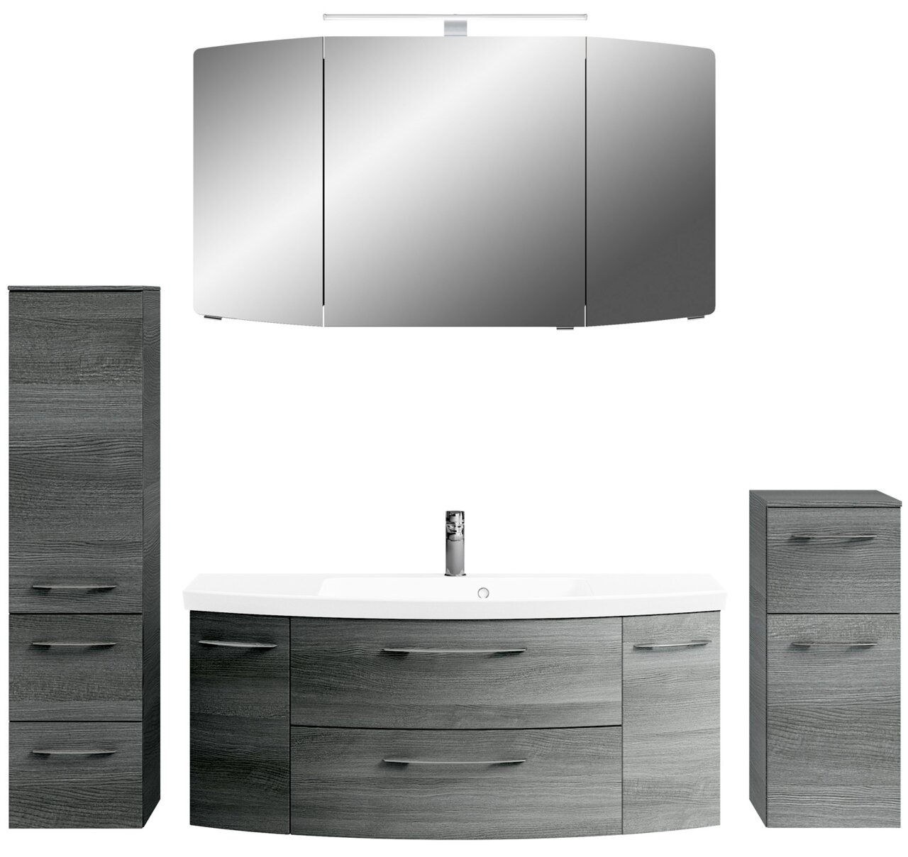 Moderne Badkombination in grauer Holzoptik mit Spiegelschrank, Waschbeckenunterschrank und zwei Hochschränken, frontal betrachtet.