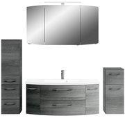 Moderne Badkombination in grauer Holzoptik mit Spiegelschrank, Waschbeckenunterschrank und zwei Hochschränken, frontal betrachtet.