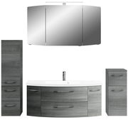 Moderne Badkombination in grauer Holzoptik mit Spiegelschrank, Waschbeckenunterschrank und zwei Hochschränken, frontal betrachtet.