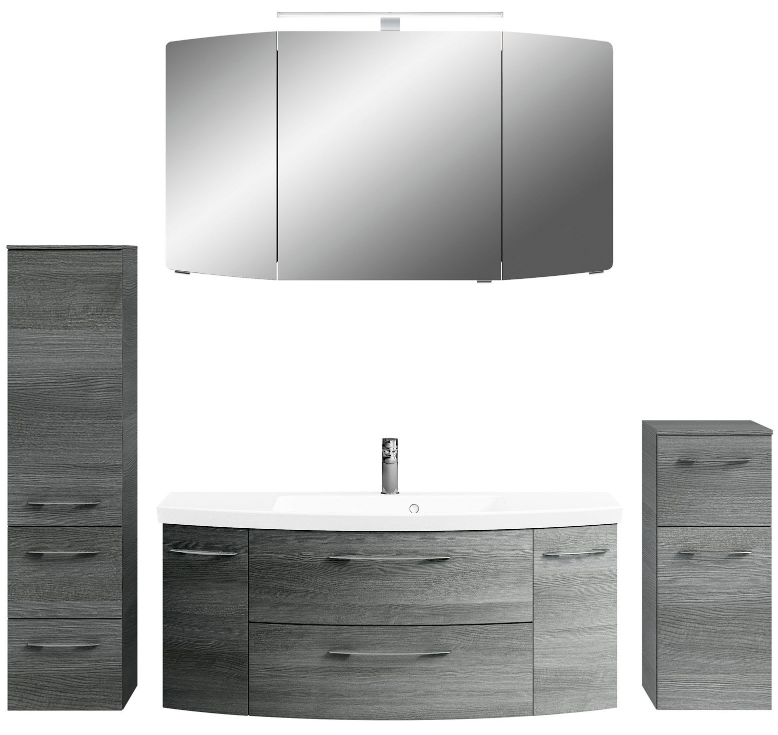 Moderne Badkombination in grauer Holzoptik mit Spiegelschrank, Waschbeckenunterschrank und zwei Hochschränken, frontal betrachtet.