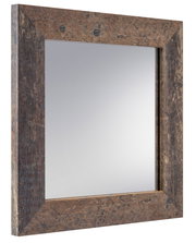 Quadratischer Spiegel mit rustikalem Holzrahmen, seitliche Perspektive