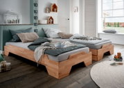Zwei Stapelbetten aus Holz in einem gemütlichen Schlafzimmer mit Blick aus der Fensterperspektive.