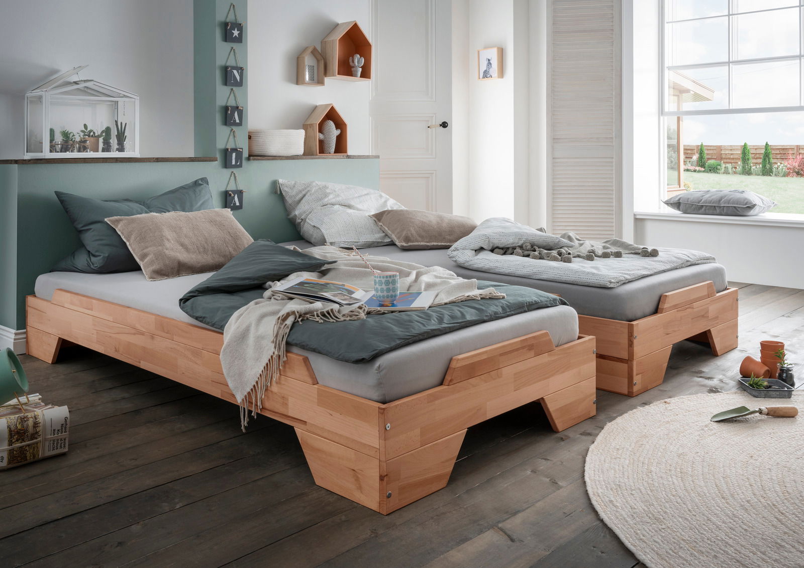 Zwei Stapelbetten aus Holz in einem gemütlichen Schlafzimmer mit Blick aus der Fensterperspektive.