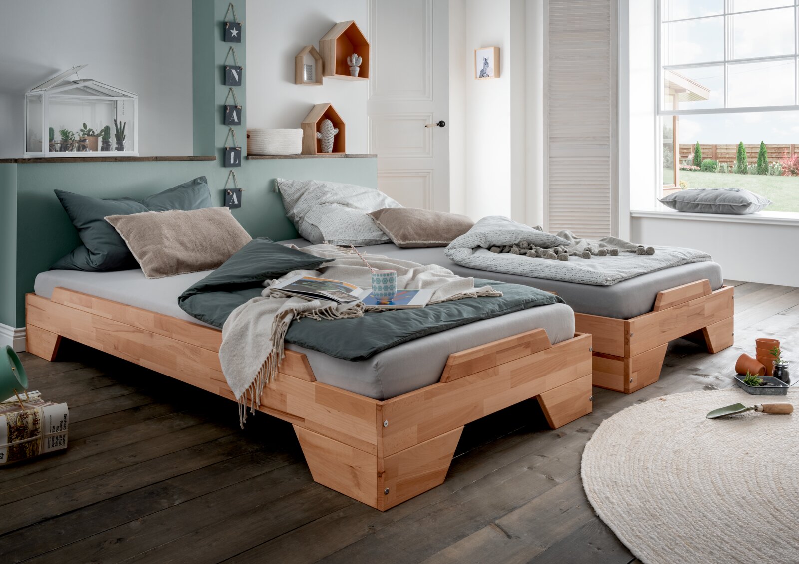 Zwei Stapelbetten aus Holz in einem gemütlichen Schlafzimmer mit Blick aus der Fensterperspektive.