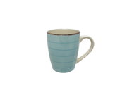 Blaue Tasse mit Henkel, seitliche Perspektive