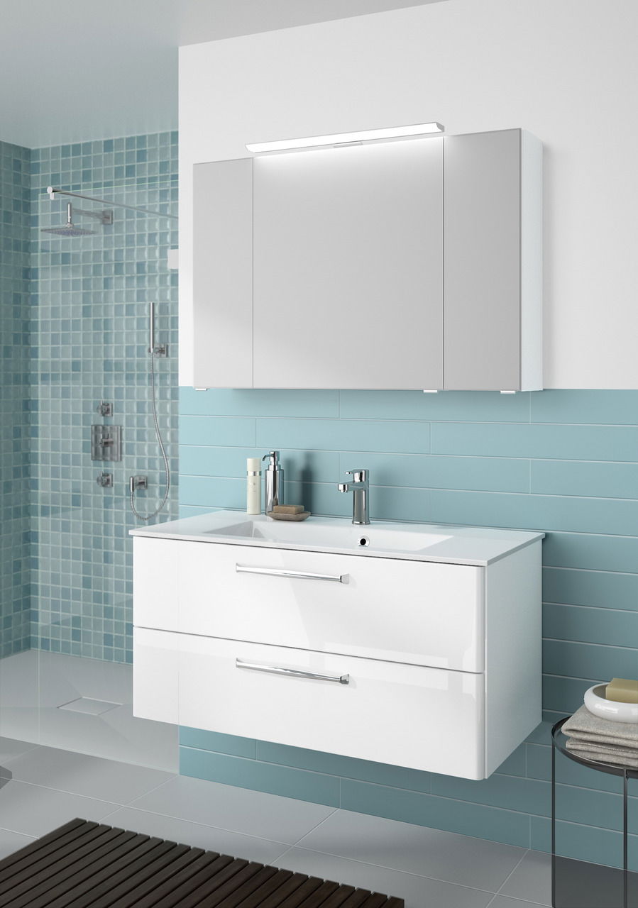 Moderner Badblock mit weißem Waschbeckenunterschrank und Spiegelschrank, seitliche Perspektive