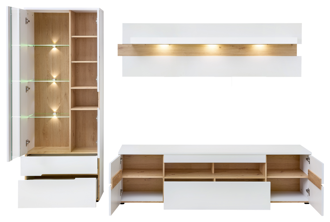 Moderne Wohnwand in Weiß mit Holzdetails, bestehend aus einem hohen Schrank mit Glaseinlegeböden und LED-Beleuchtung, einem TV-Lowboard mit offenen Fächern und Schubladen sowie einem Wandregal mit Beleuchtung. Frontalansicht.