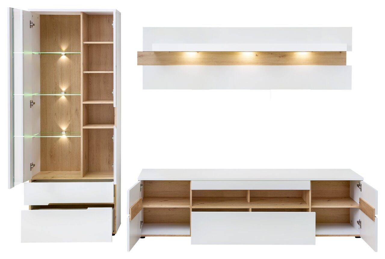Moderne Wohnwand in Weiß mit Holzdetails, bestehend aus einem hohen Schrank mit Glaseinlegeböden und LED-Beleuchtung, einem TV-Lowboard mit offenen Fächern und Schubladen sowie einem Wandregal mit Beleuchtung. Frontalansicht.