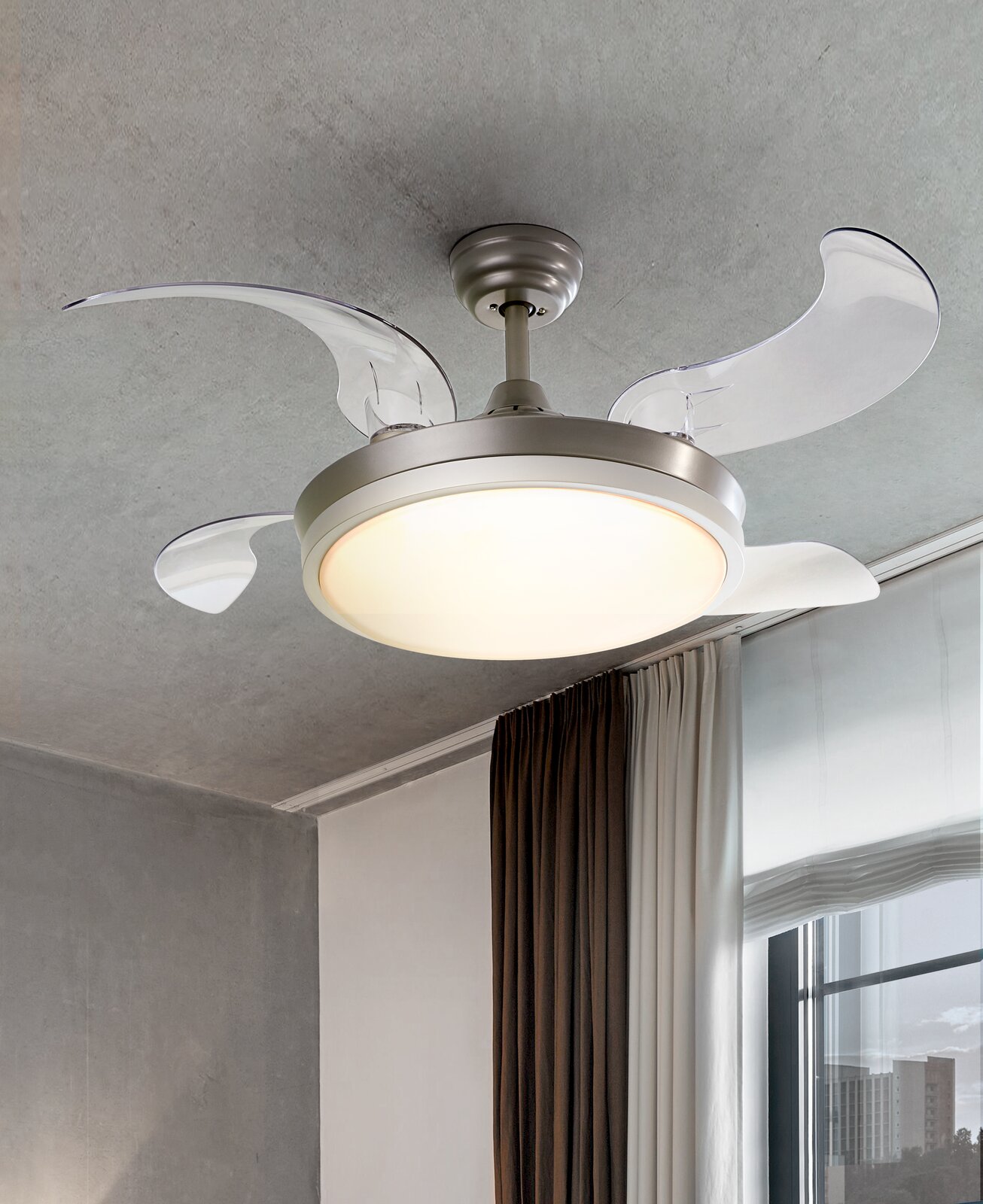 Moderner Deckenventilator mit integrierter LED-Deckenleuchte, gebürstetes Metallgehäuse und transparenten Flügeln, eingeschaltet, in Raumansicht von unten (Untersicht) an der Decke montiert.