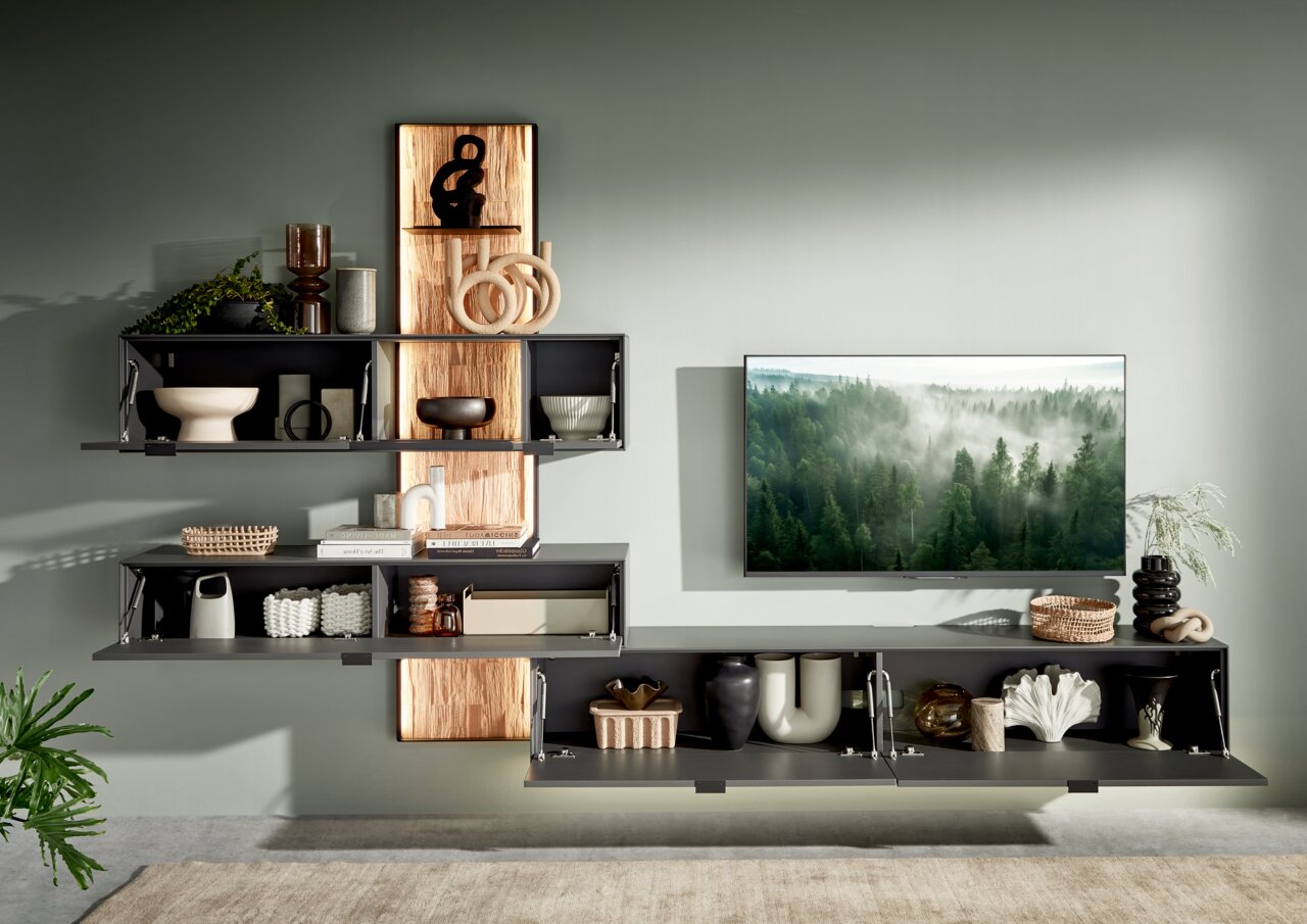 Moderne wandcombinatie met open planken, decoratieve voorwerpen en een televisie, gezien vanuit het vooraanzicht.