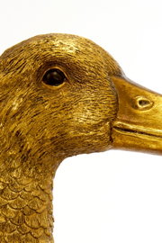 Nahaufnahme eines goldenen Entenkopfes mit detaillierter Textur, seitliche Perspektive