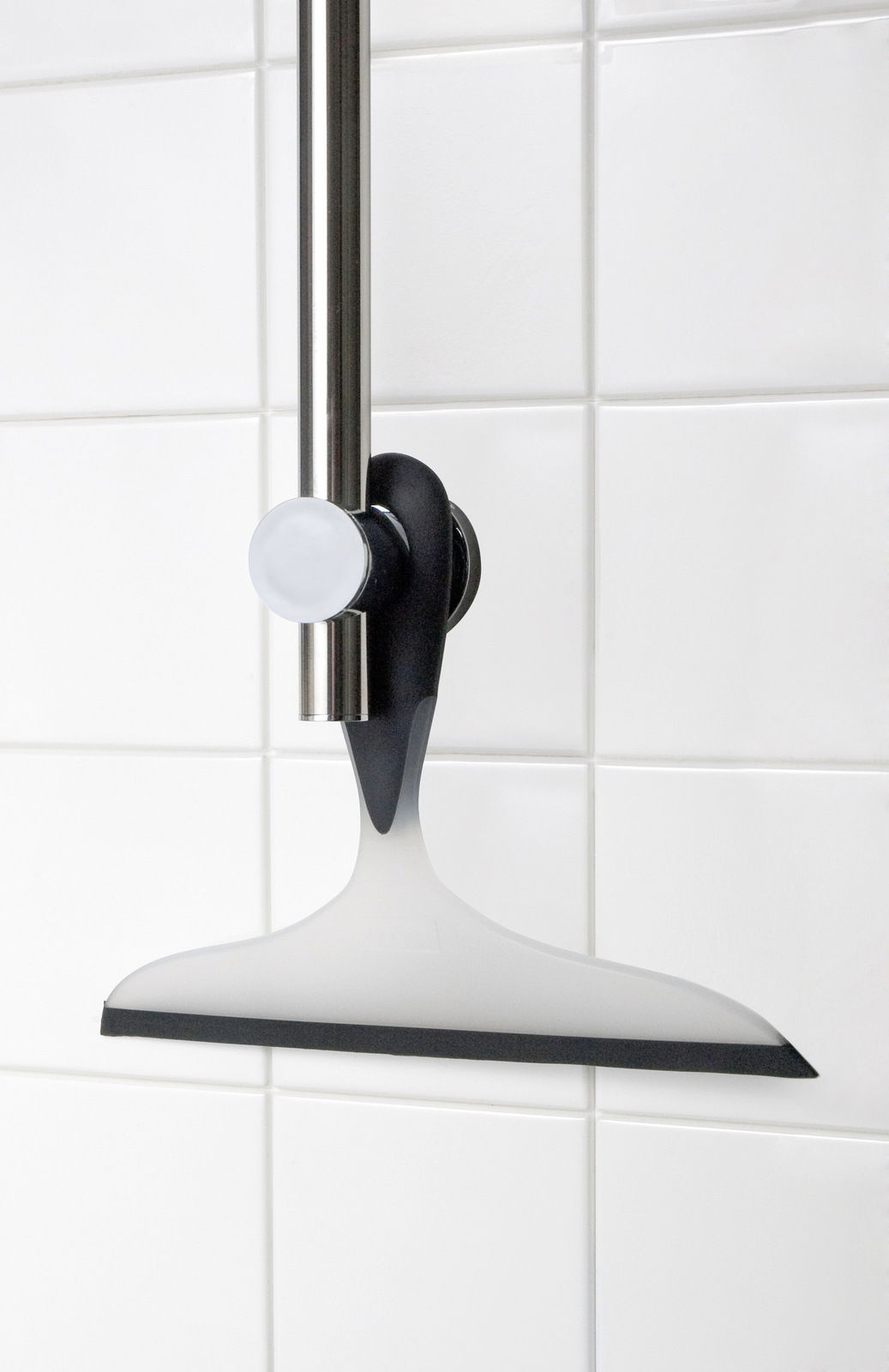 Badezimmerwischer 2K Loano in seitlicher Perspektive an einer Duschstange montiert, vor weißen Fliesen.