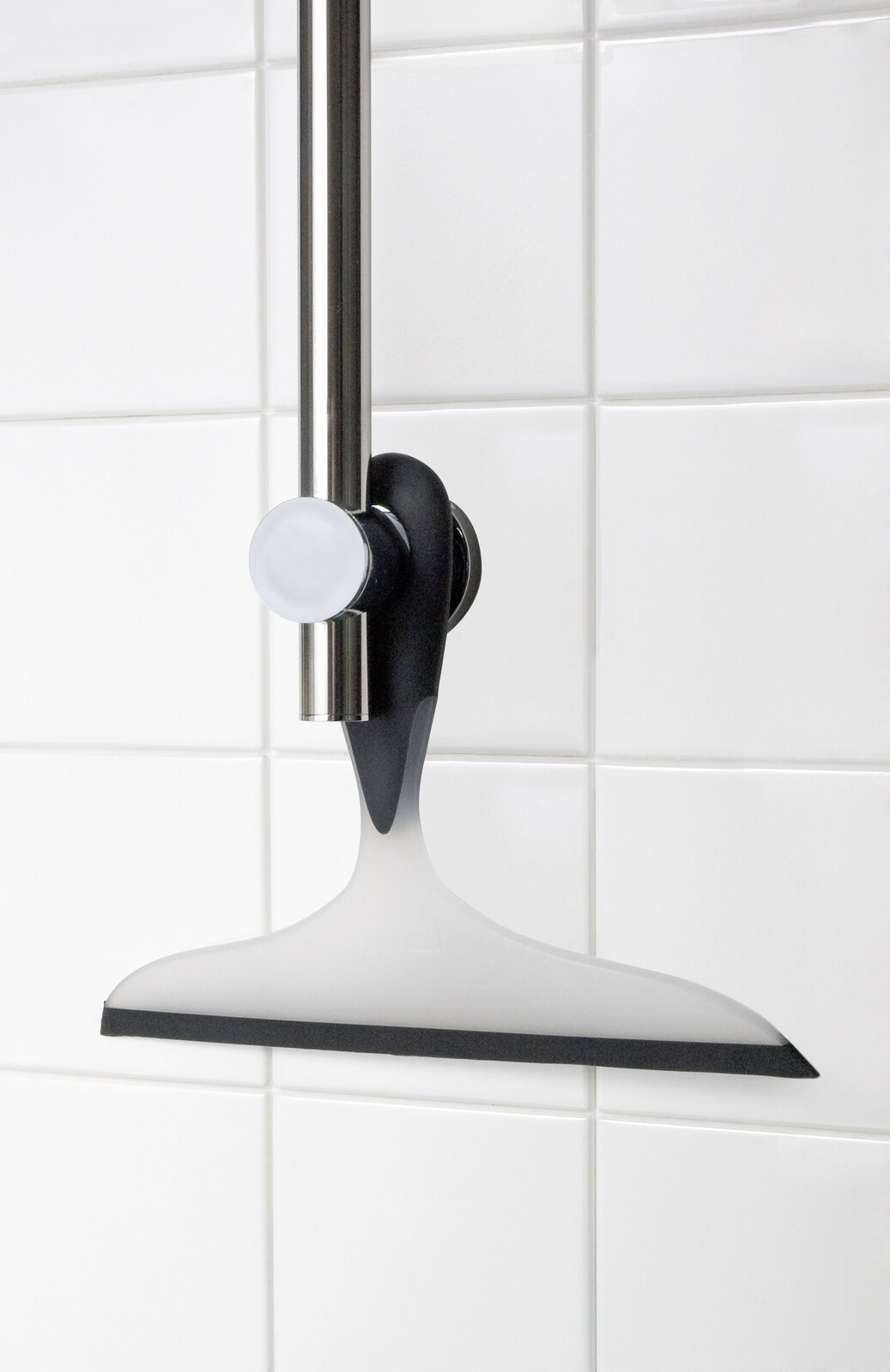 Wenko Badezimmerwischer LOANO Badezimmerwischer 2K Loano in seitlicher Perspektive an einer Duschstange montiert, vor weißen Fliesen.