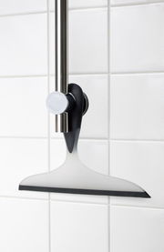 Badezimmerwischer 2K Loano in seitlicher Perspektive an einer Duschstange montiert, vor weißen Fliesen.