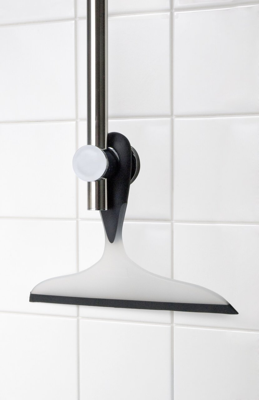 Wenko Badezimmerwischer LOANO Badezimmerwischer 2K Loano in seitlicher Perspektive an einer Duschstange montiert, vor weißen Fliesen.