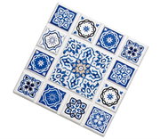 Untersetzer mit blau-weißem Mosaikmuster, quadratische Form, aus der Vogelperspektive fotografiert.