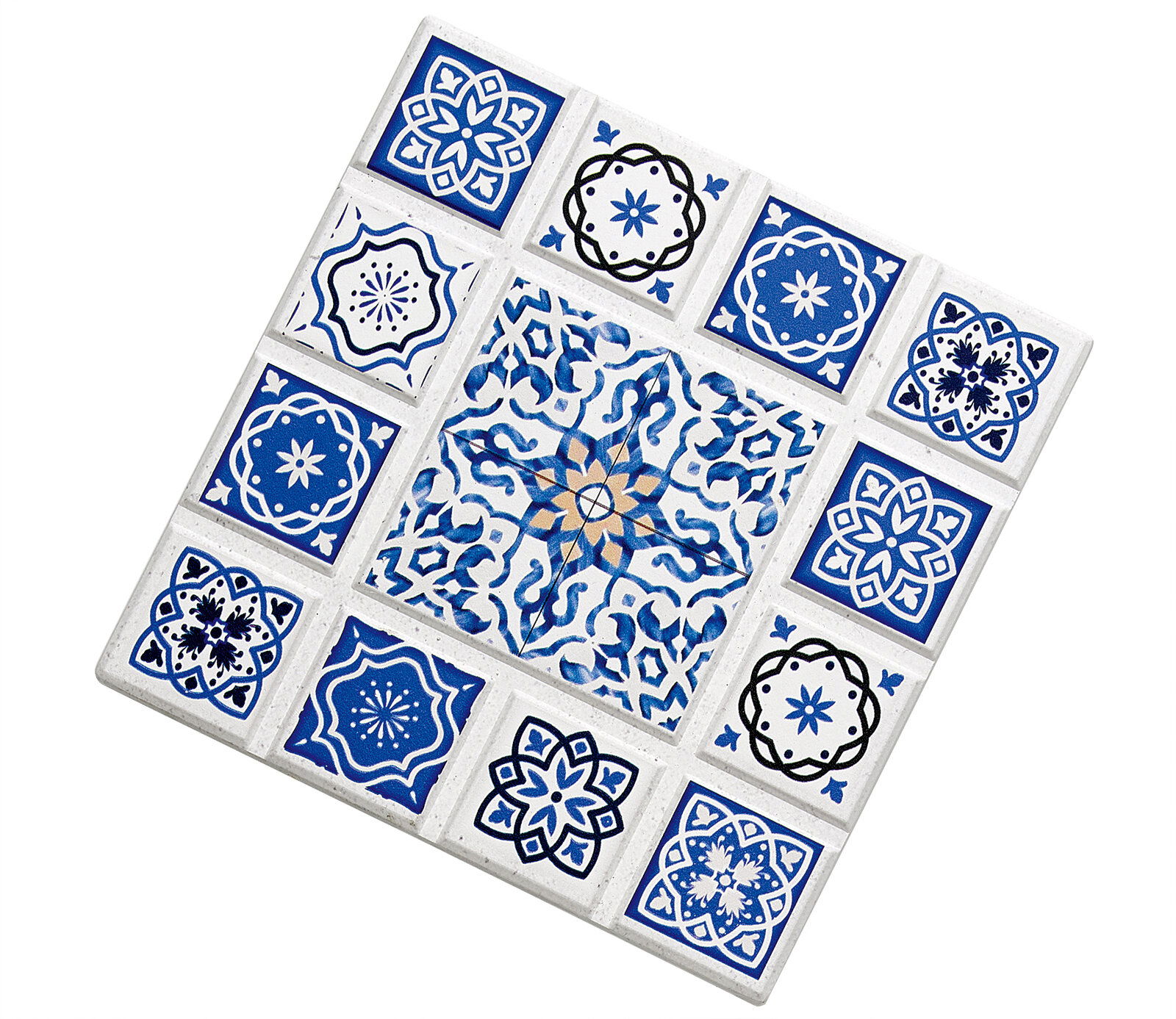 Untersetzer mit blau-weißem Mosaikmuster, quadratische Form, aus der Vogelperspektive fotografiert.