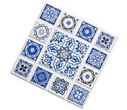 Untersetzer mit blau-weißem Mosaikmuster, quadratische Form, aus der Vogelperspektive fotografiert.