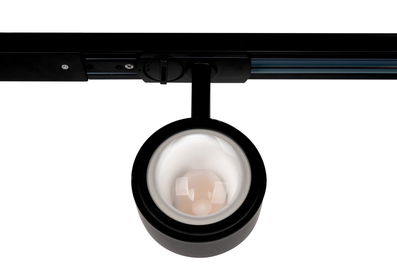 Novel LED-Strahler 4-flg. STRAHLER Frontansicht eines schwarzen LED-Strahlers auf einer Schiene montiert.