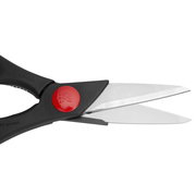 Nahaufnahme einer Vielzweckschere mit schwarzem Griff und rotem Akzent, geöffnet, von der Seite betrachtet.