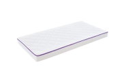 Wit matras met gewatteerd ruitpatroon en paarse bies, schuin van boven (driekwartperspectief) gefotografeerd op zwarte achtergrond