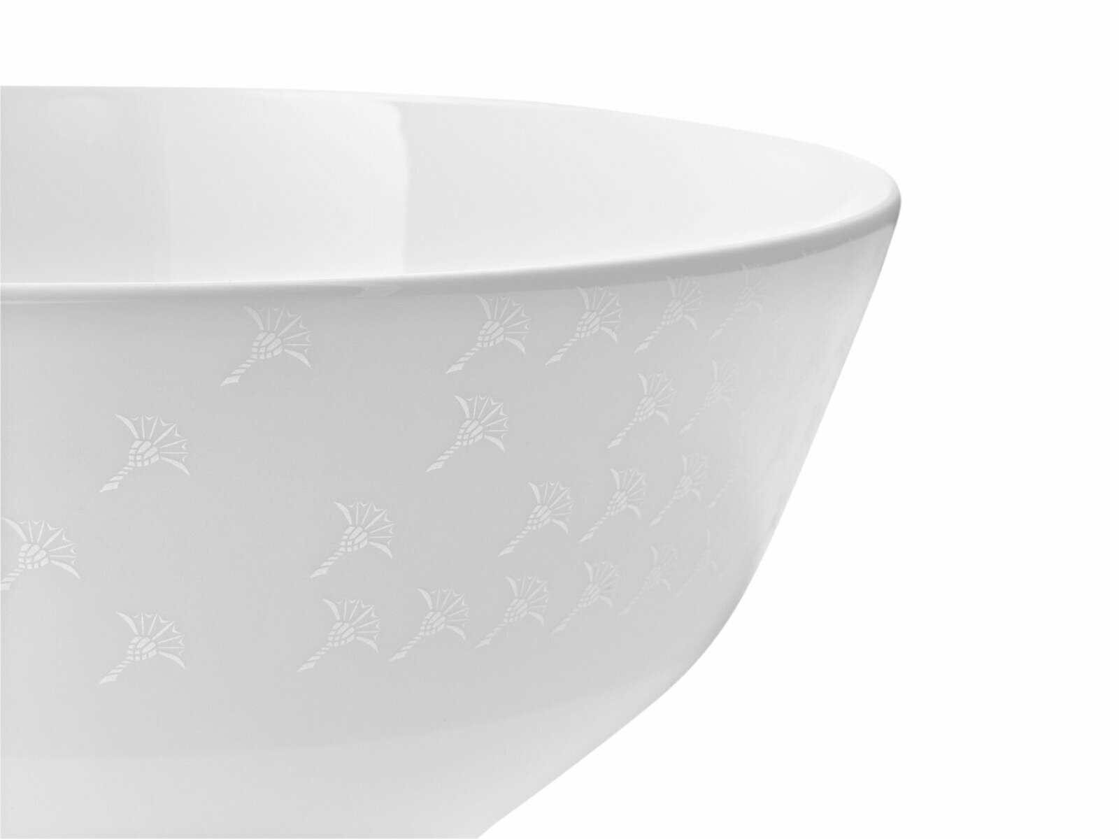 Nahaufnahme einer weißen Schale mit dezentem Muster, seitliche Perspektive