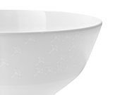 Nahaufnahme einer weißen Schale mit dezentem Muster, seitliche Perspektive