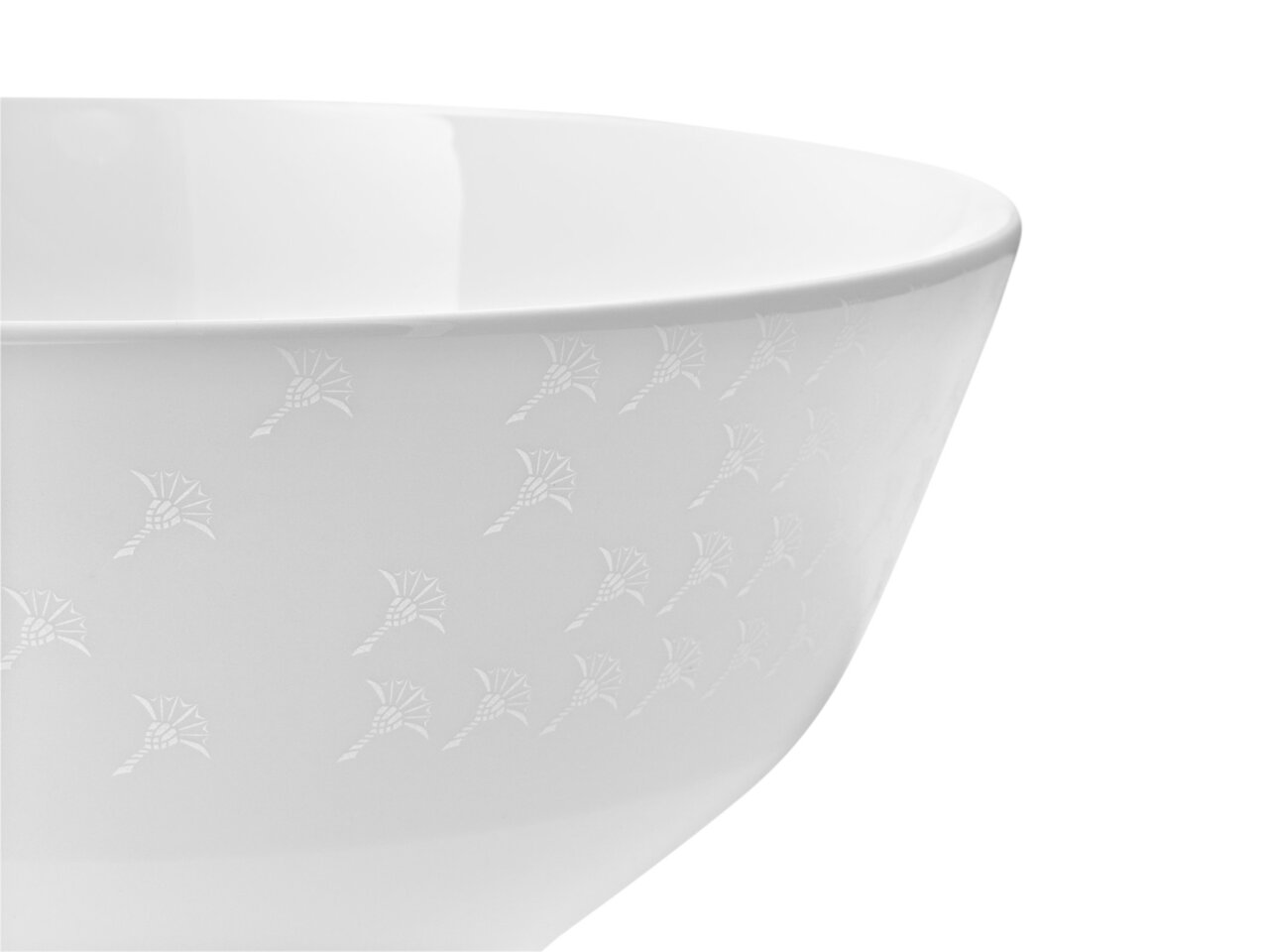 Close-up van een witte schaal met een subtiel patroon, gezien vanaf de zijkant