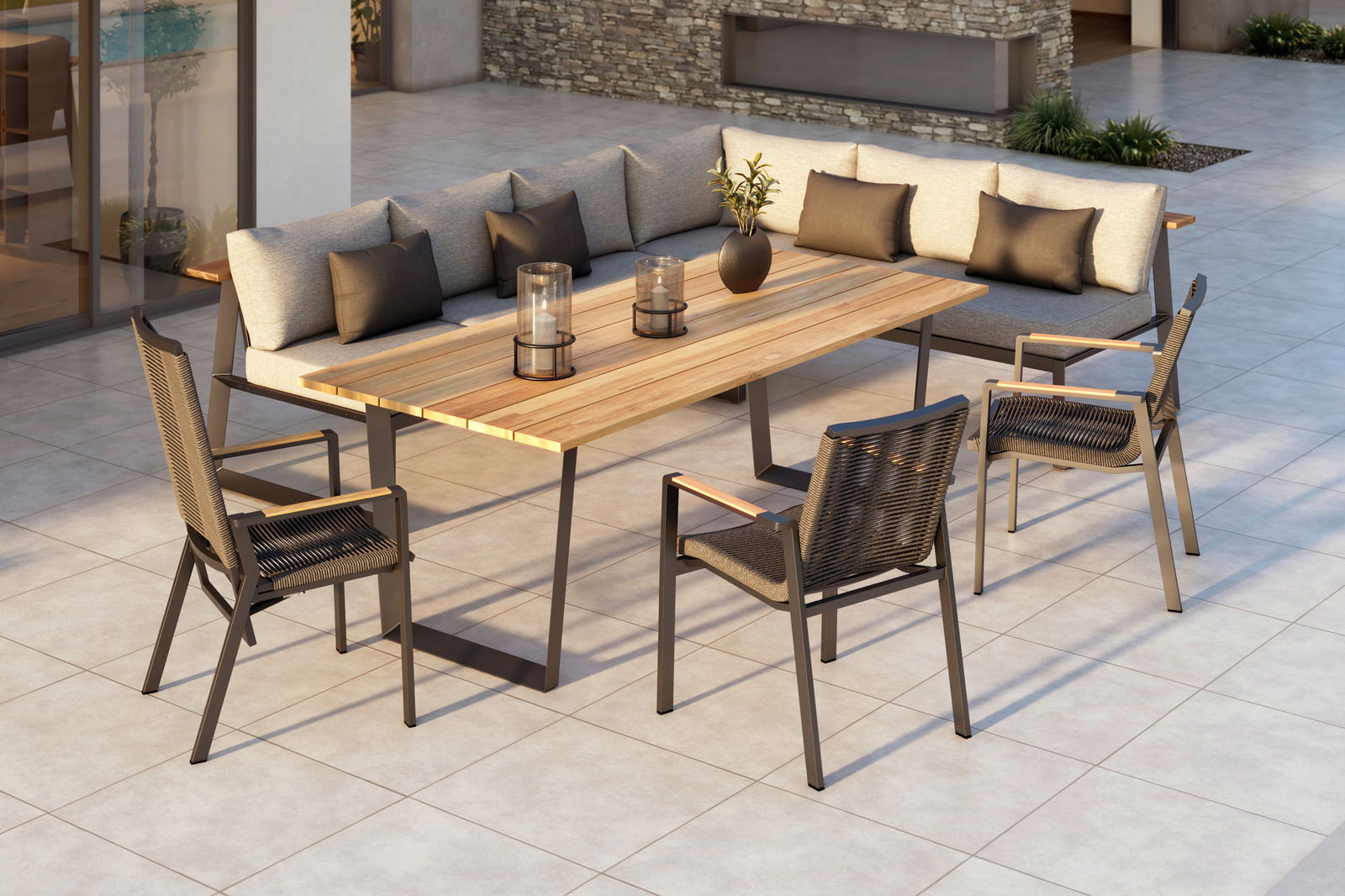 Moderner Gartentisch mit Holzplatte und Metallgestell, umgeben von stilvollen Stühlen und einer Eckbank auf einer Terrasse. Perspektive von schräg oben.